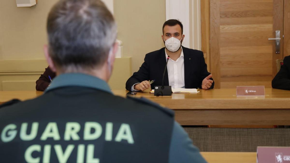 El alcalde y un guardia civil, hoy en la Junta Local de Seguridad.