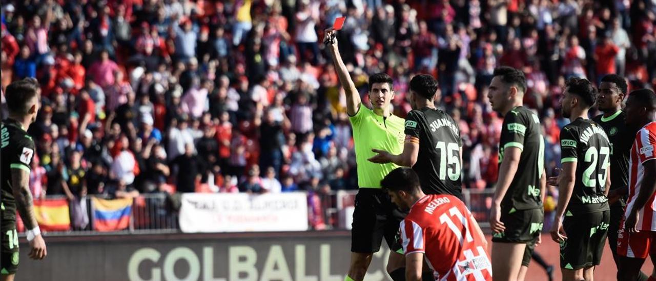 L’àrbitre Busquets Ferrer ensenya la groga a Aleix Garcia, a l’esquerra de la foto.
