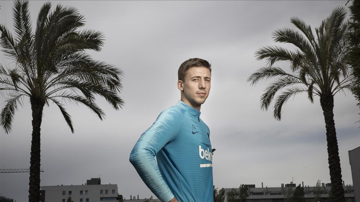 Lenglet posa para EL PERIÓDICO tras la entrevista en la ciudad deportiva de Sant Joan Despí.