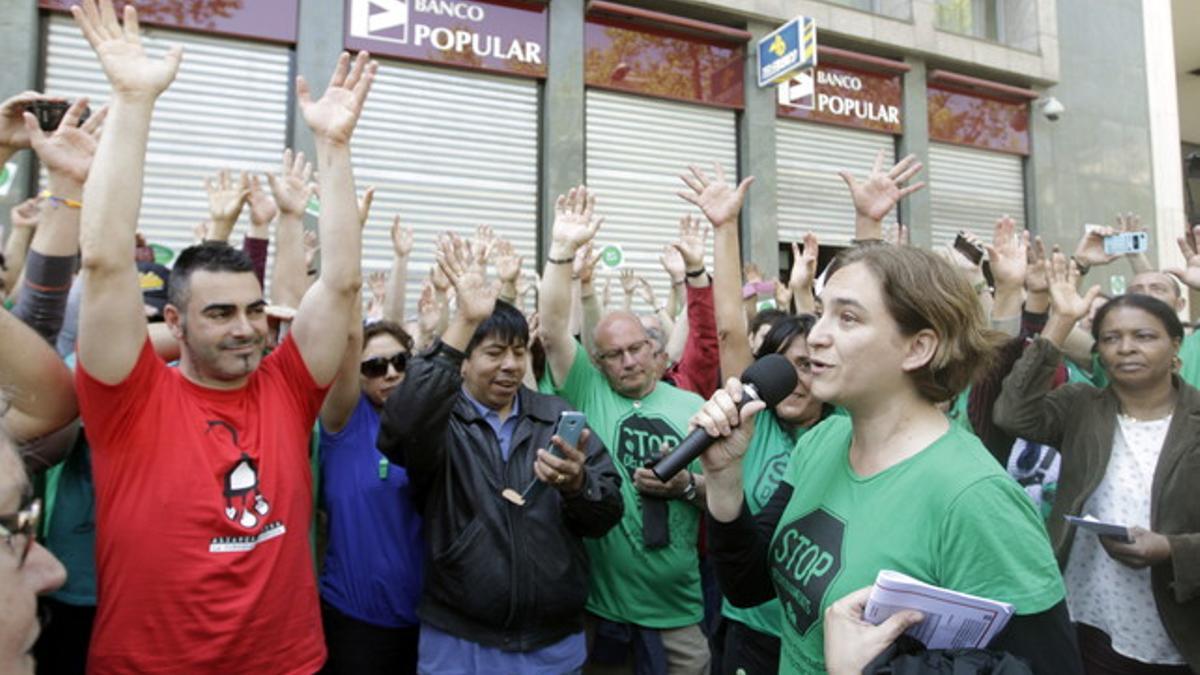 La portavoz de la Plataforma de Afectados por la Hipoteca (PAH), Ada Colau, habla durante el bloqueo a una oficina del Banco Popular en el paseo de Gràcia de Barcelona.