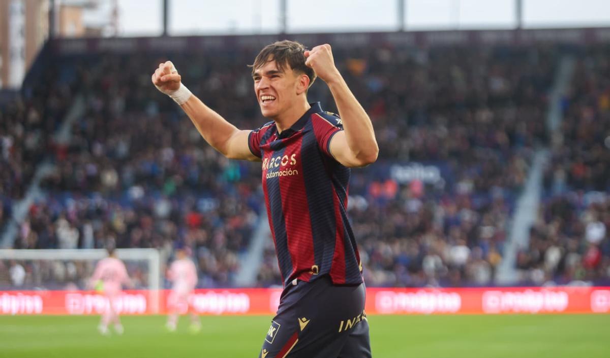 Carlos Espí celebra su gol contra el Real Oviedo en Orriols