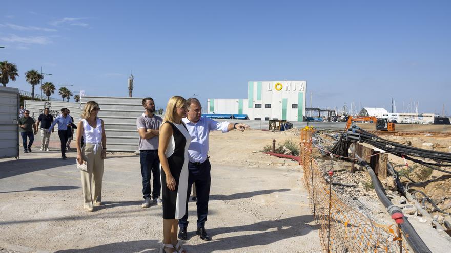 La consellera de Infraestructuras, Salomé Pradas visita a las obras de la zona de ocio, la nueva lonja y aduana rehabilitada de Torrevieja
