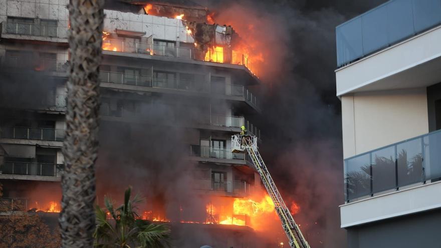 Un bombero salta del edificio en llamas en València