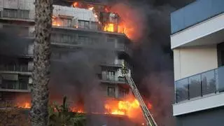El incendio en un edificio de Valencia, en imágenes