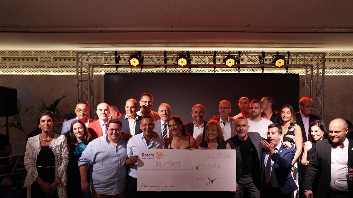 Els assistents de la gala amb el taló amb els fons recaptats.