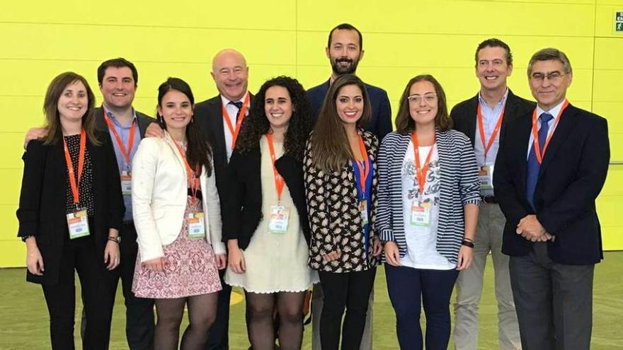 Integrantes del servicio de otorrinolaringología del HUCA en el congreso de Sevilla. De izquierda a derecha, Marta Menéndez, Daniel Pedregal, Laura Fernández Vañes, Faustino Núñez, Patricia García-Cabo, Gabriela Muñoz, Fernando López, María Costales, Justo Gómez y José Luis Llorente. Faltan Rafael Sánchez, Juan Pablo Rodrigo y Cesar Álvarez.