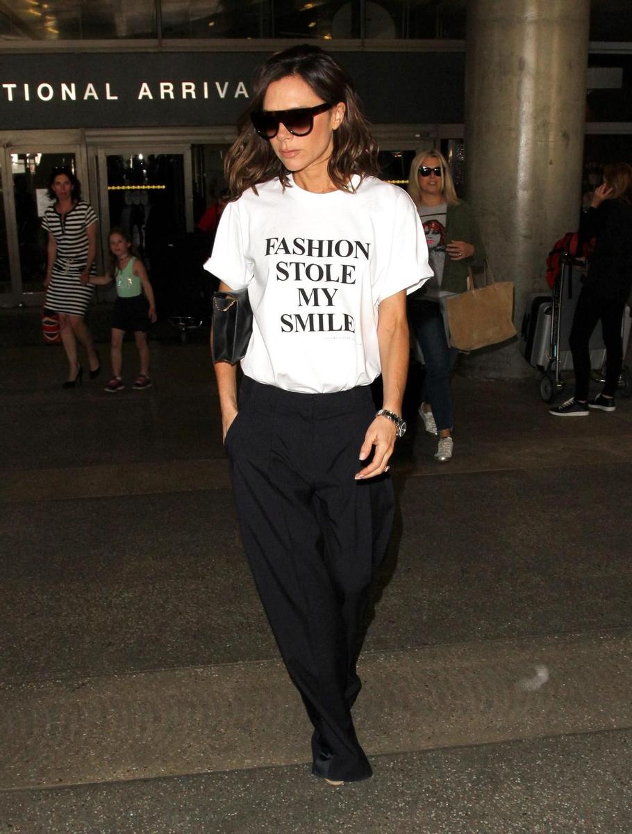 Victoria Beckham con camiseta 'Fashion stole my smile'