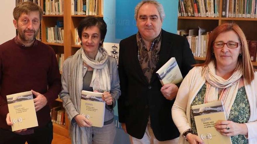Autora y editores del libro, ayer, en Compostela. // Xoán Álvarez