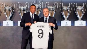 Mbappé firma su contrato con el Real Madrid junto a Florentino Pérez