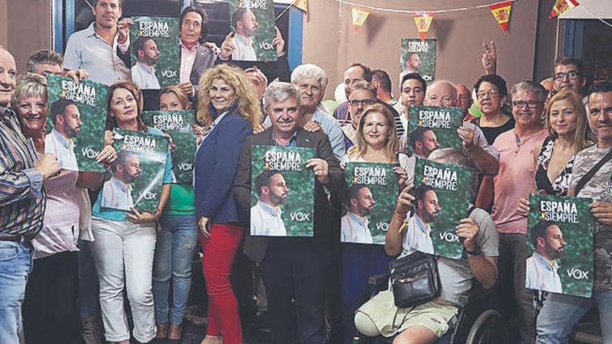 Simpatizantes y afiliados de Vox, con el candidato por la provincia tinerfeña en el centro, muestran los carteles de Abascal.