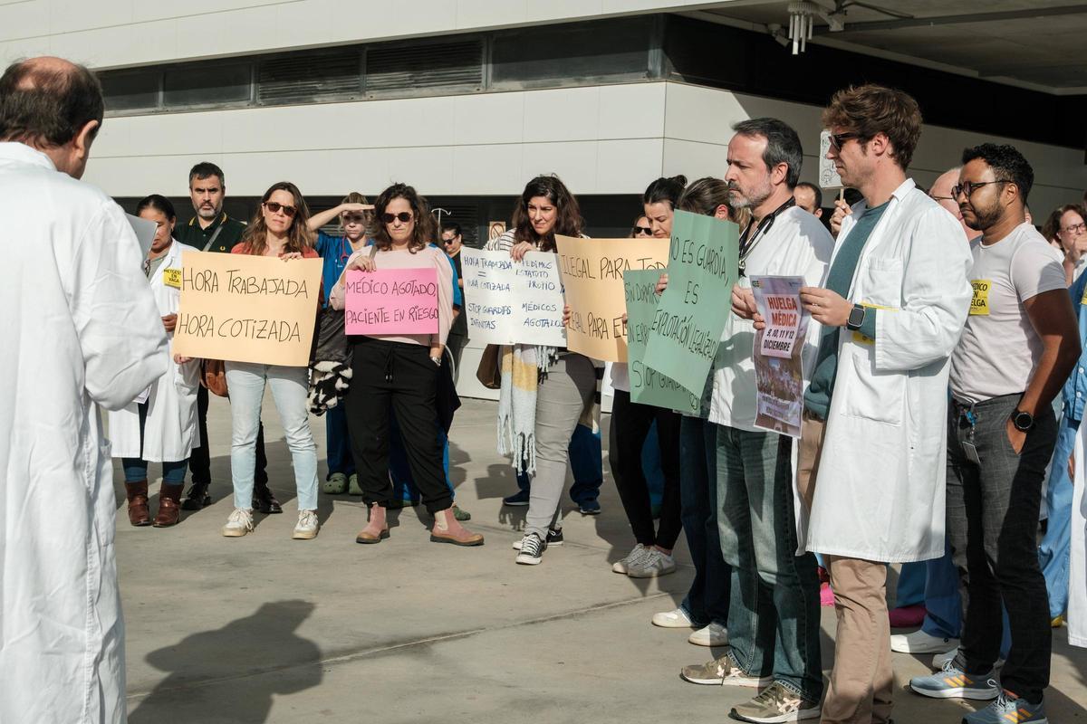 Todas las fotos de la concentración de médicos en el Hospital de Ibiza