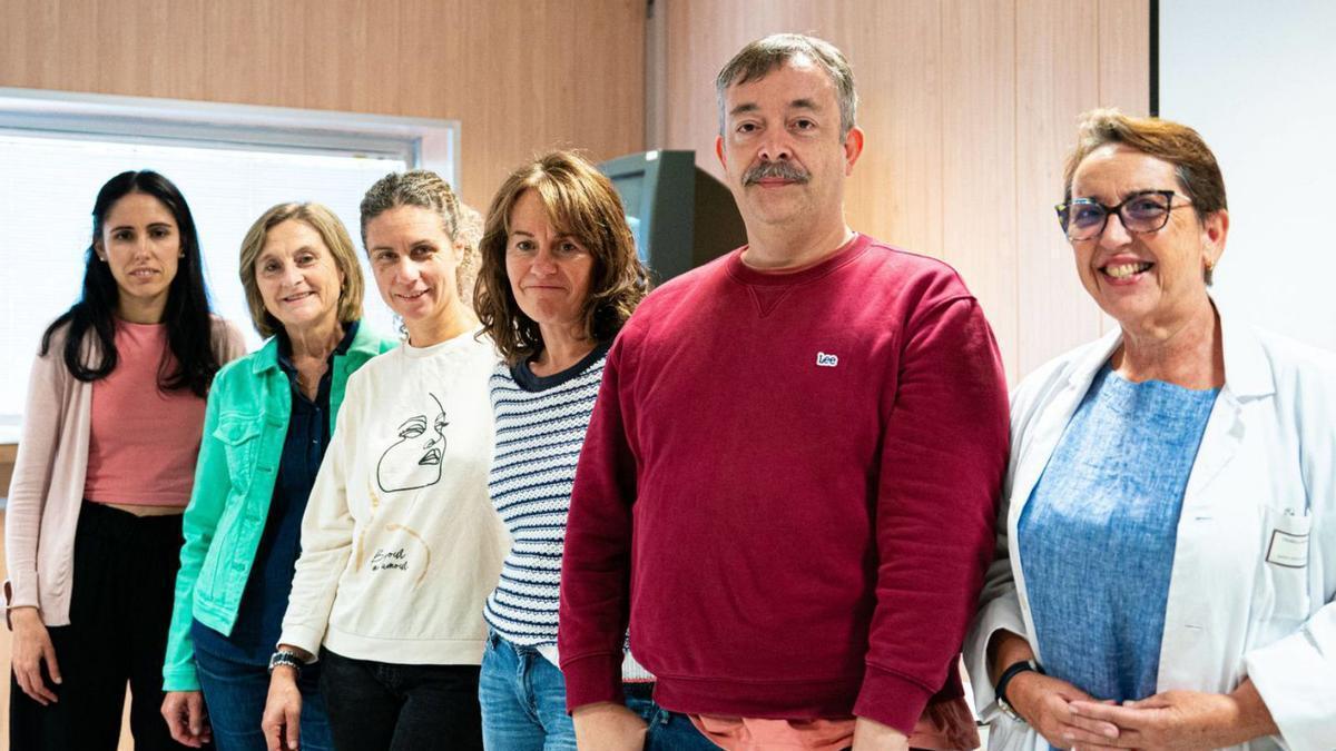 Chus Lago, primera por la dcha., con el equipo de trabajadores sociales de SoIdade.