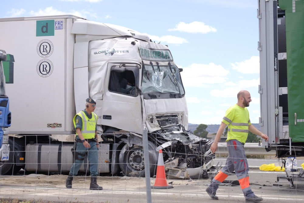 La colisión entre dos camiones corta la autovía a la altura de Villena
