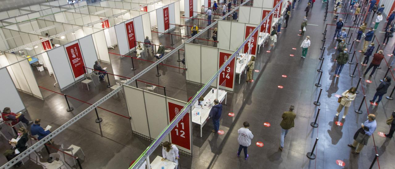 Vacunación frente al covid en el &quot;vacunódromo&quot; de Ciudad de la Luz, en Alicante