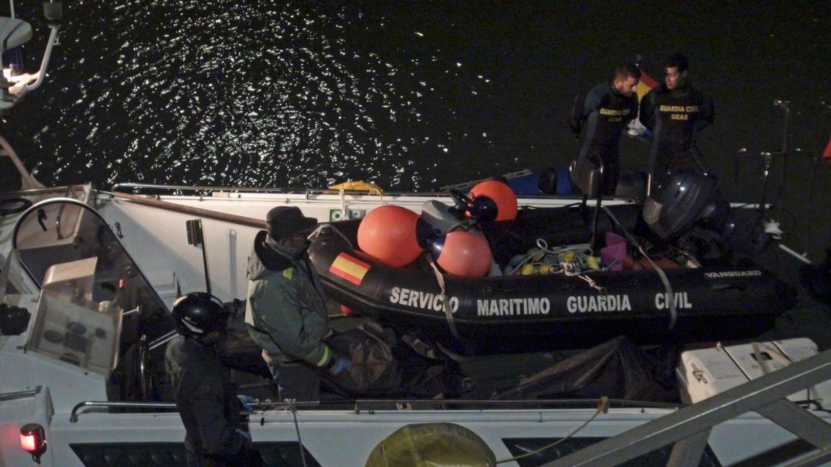 Labores de rastreo en la playa de los Caños de Meca, en Cádiz