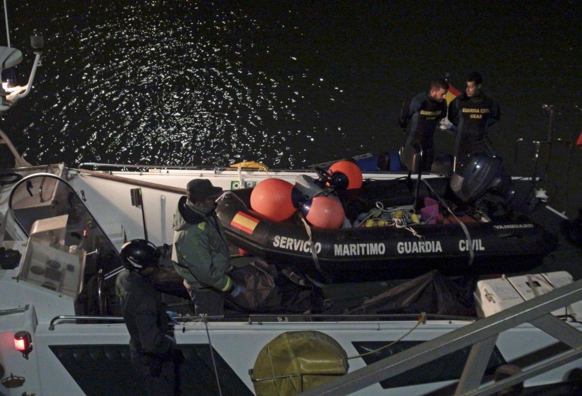 GRAF2229. CAÑOS DE MECA (CÁDIZ), 05/11/2018.- Efectivos de la Guardia Civil continúan con las labores de rastreo en la playa de Caños de Meca, en Cádiz, en la que hoy han hallado otros tres cadáveres de inmigrantes marroquíes que viajaban en una patera que ha naufragado esta mañana, con lo que se elevan a cuatro las víctimas mortales de este siniestro. EFE/Isabel Laguna