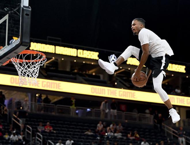 Un miembro del USA Dunk Team se presenta durante el juego de baloncesto de estrellas de la escuela secundaria Jordan Brand Classic para chicos en T-Mobile Arena.