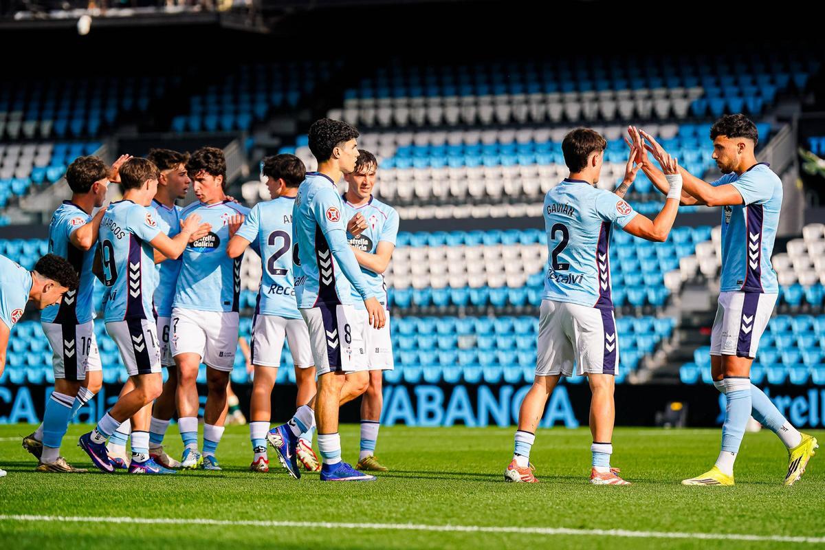 Los jugadores del Celta Fortuna celebran el primer gol.