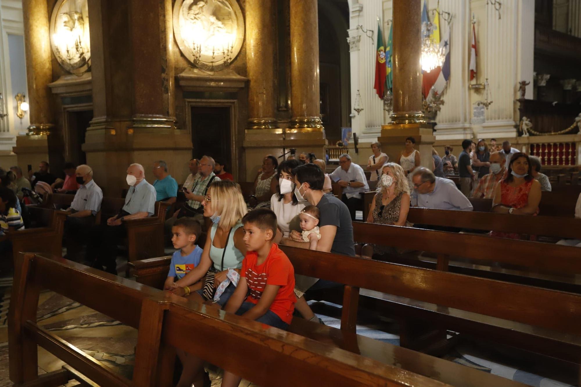 EN IMÁGENES | El paso de los niños por el manto de la Virgen del Pilar