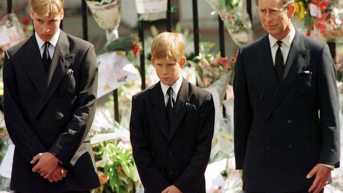 El Príncipe de Gales, Carlos, en el funeral de Diana junto a sus hijos, Guillermo y Enrique.