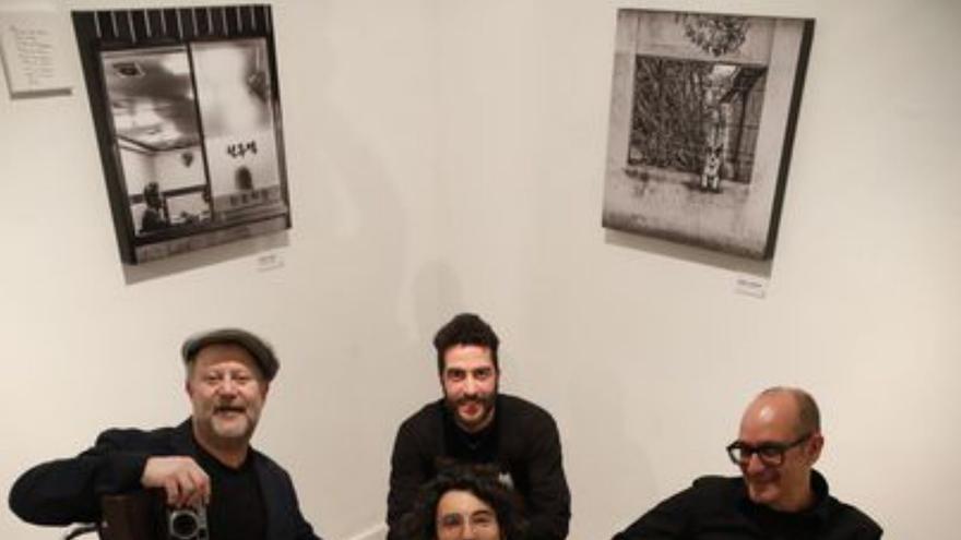 Sentados, por la izquierda, José Ramón Cuesta, Sergio Llunik y Carlos Barral. Tumbado, Asur Fuente. | Ángel González