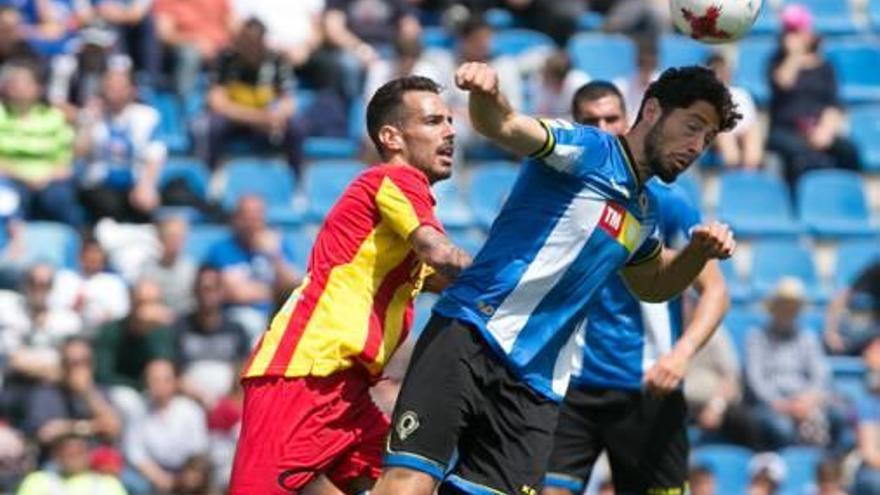 El herculano Candela corta un balón ante el Lleida.