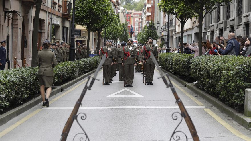 EN IMÁGENES: Así fue el homenaje al Cabo Noval en la calle que lleva su nombre en Oviedo