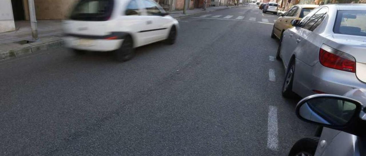 Un vehículo, circulando a gran velocidad por la calle La Cruz de Luanco.