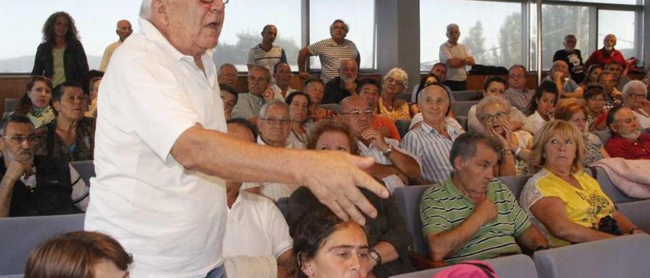 Imagen de una asamblea sobre el recibo del agua celebrado el pasado mes de agosto. // Santos Álvarez