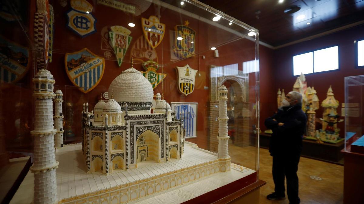 El Taj Mahal junto con algunos escudos de fútbol y elaborados con azúcar, expuestos en el museo del azúcar de Rute.