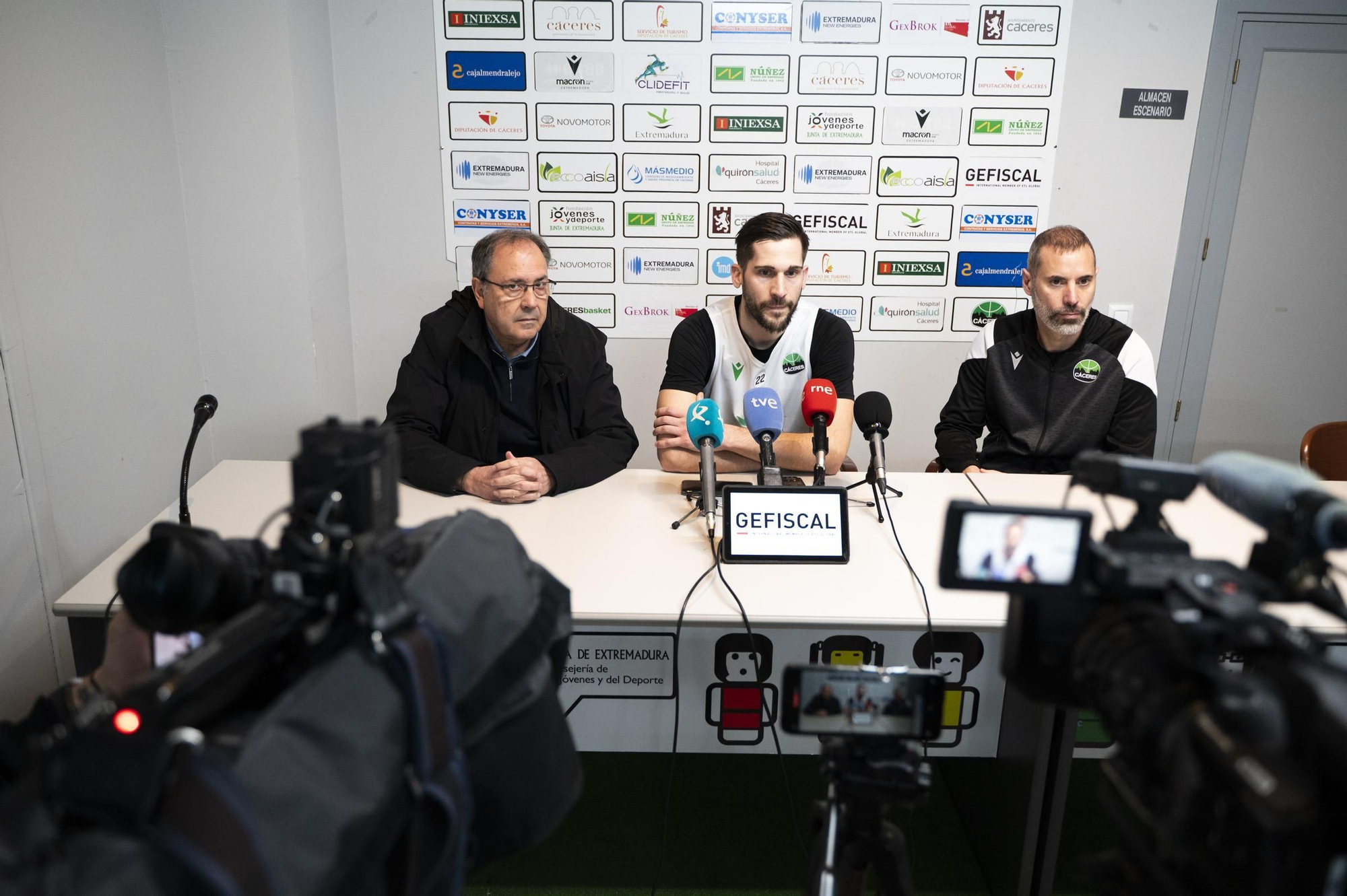 Presentación de Niko Rakocevic como nuevo jugador del Cáceres