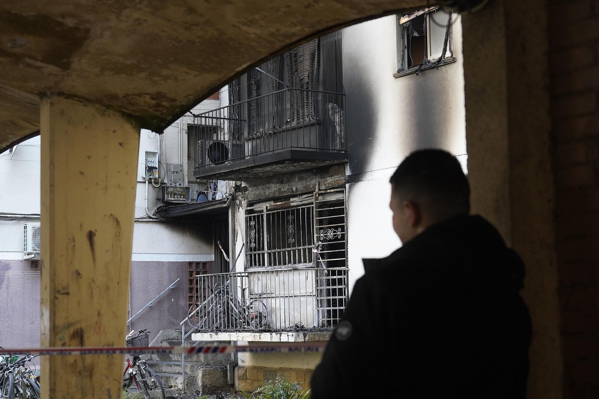 L'incendi en un bloc de pisos de Salt, en imatges