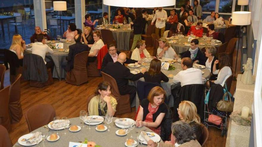 Participantes en la gala que celebró ayer Amencer en el parque de verano del Liceo Casino. // G. Santos