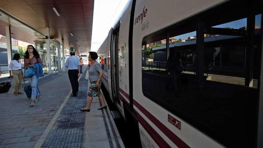 Viajeros abandonan un tren en la estación de Zamora.