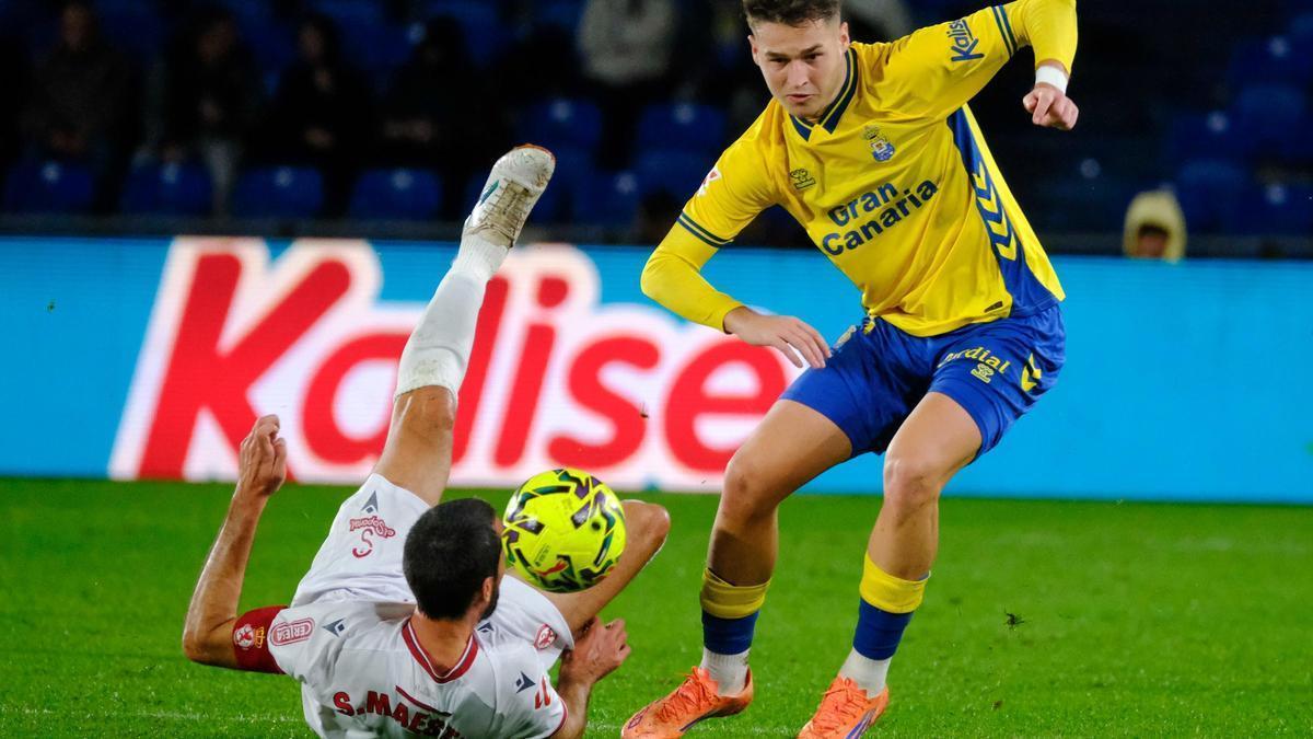 Mika Mármol gana un balón con Sergi Maestre, en el último partido de 2025 ante la Cultural Leonesa