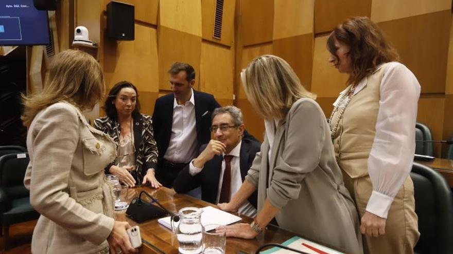 Concejales del PP, Ciudadanos y Vox, este miércoles en el pleno municipal, antes de sacar adelante la modificación de créditos.