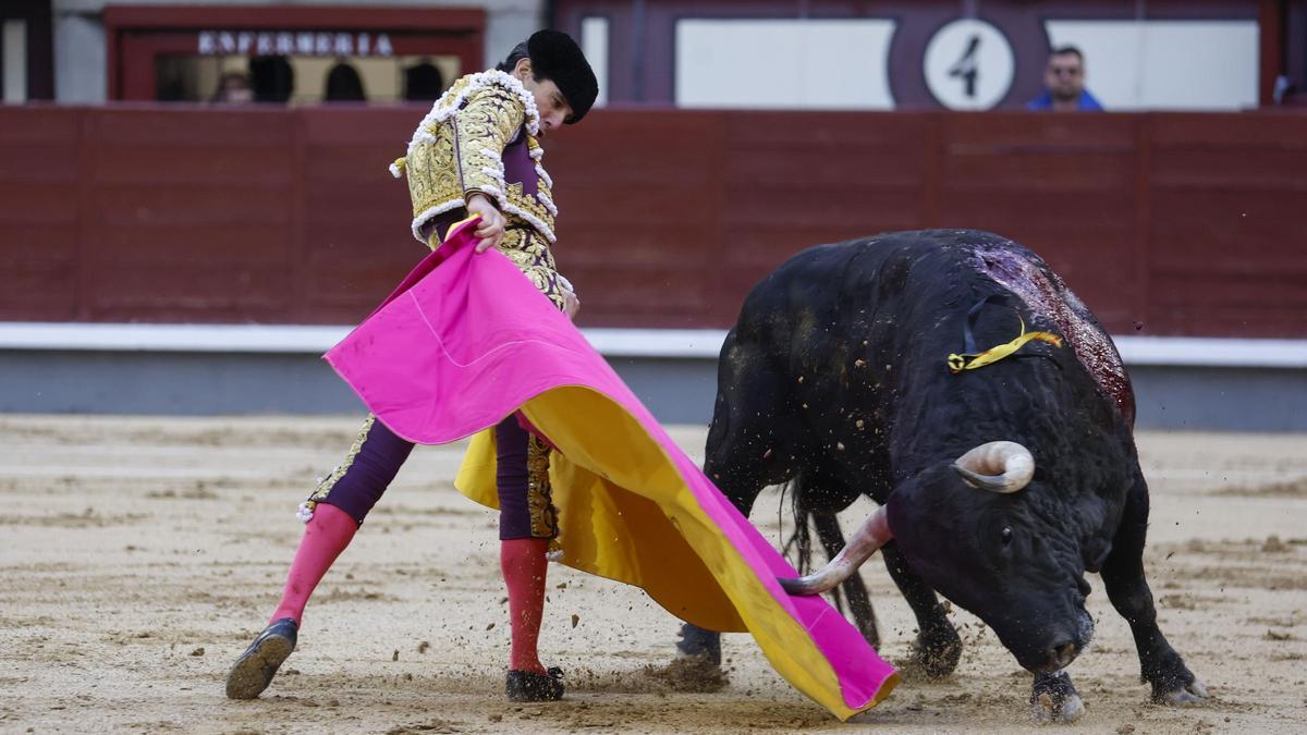 El diestro Ajejandro Talavante durante la corrida de la Feria de San Isidro.