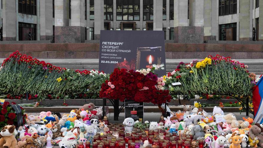 Memorial levantado e San Petersburgo en homenaje a las víctimas del atentado terrorista en Moscú.