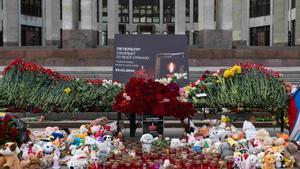 Memorial levantado e San Petersburgo en homenaje a las víctimas del atentado terrorista en Moscú.
