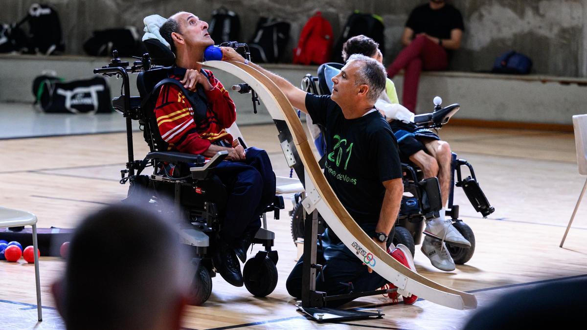 Un deportista de Aspromivise en una exhibición de boccia.