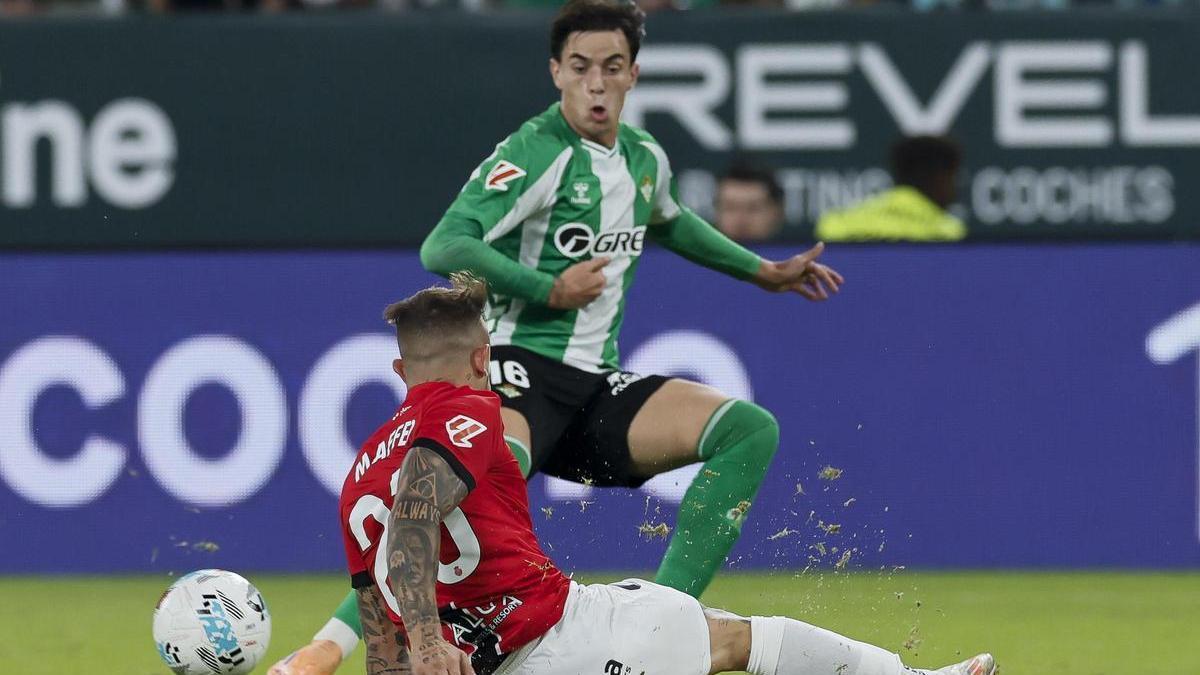 Pablo Maffeo intenta cortar un ataque de Pablo Maffeo.