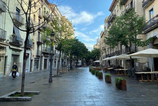 La Rambla de Girona buida pel Sant Jordi del 23 d'abril