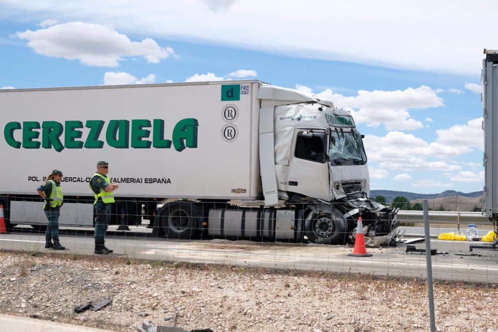 La colisión entre dos camiones corta la autovía a la altura de Villena