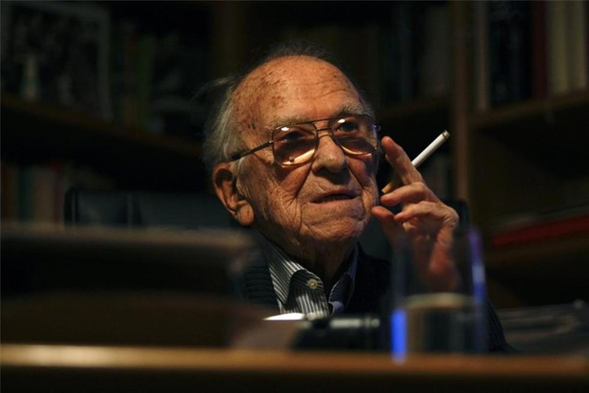 Santiago Carrillo, amb un cigarret en la seva posa habitual.