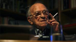 Santiago Carrillo, amb un cigarret en la seva posa habitual.