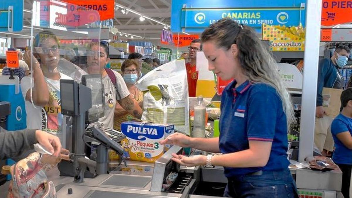Una cajera de supermercado en su puesto de trabajo.