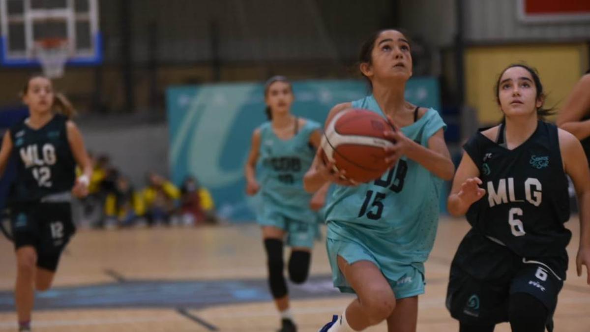 Una jugada de un partido de baloncesto femenino base.