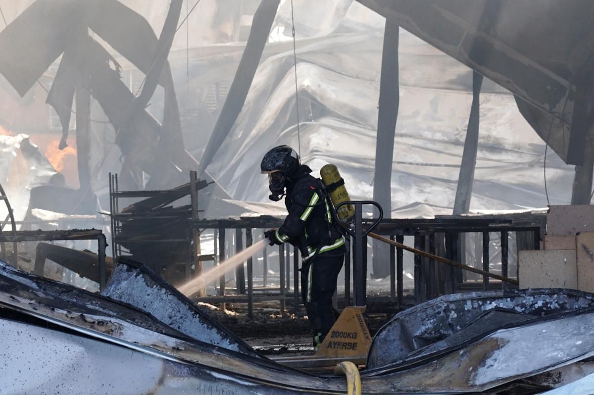 Un incendio arrasa una fábrica de muebles de baño en Villa del Río