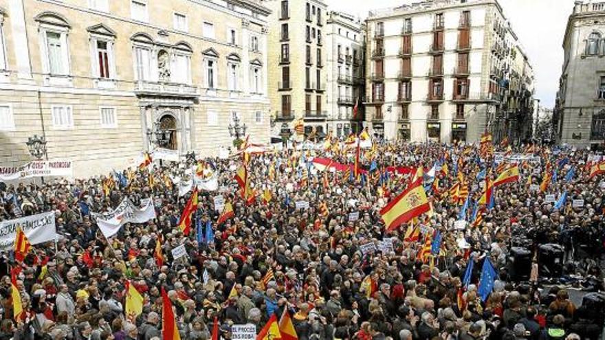 Concentració multitudinària davant del Palau de la Generalitat