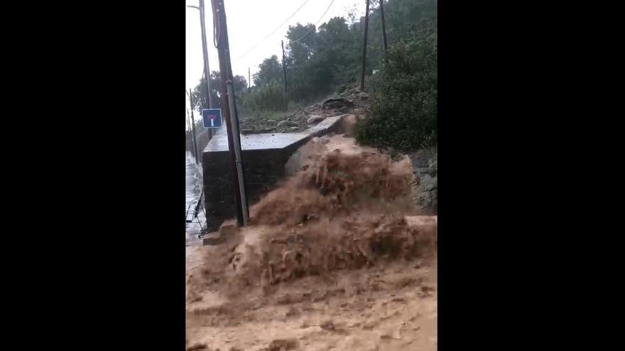 El temporal inunda carrers a Palà de Torroella